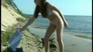 Русские молодые студентки купаются в речке абсолютно голыми