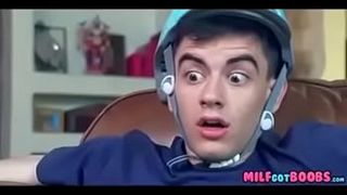 Пышногрудая тёлка сосёт член лучшему другу сына