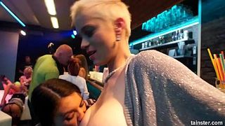 Возбуждённые лесбиянки делают куни и мастурбируют в общественном месте