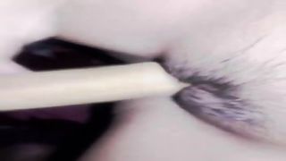 Девка трахает пизду деревянным дилдо на камеру в темноте