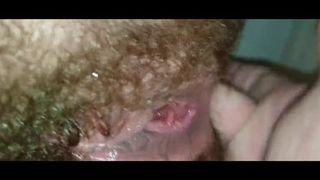 Муж в ванной трахает жену пальцами в лохматку и пердак и доводит её до сквирта