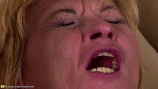 Парни в два ствола поимели пять зрелых баб на диване и помочились на них